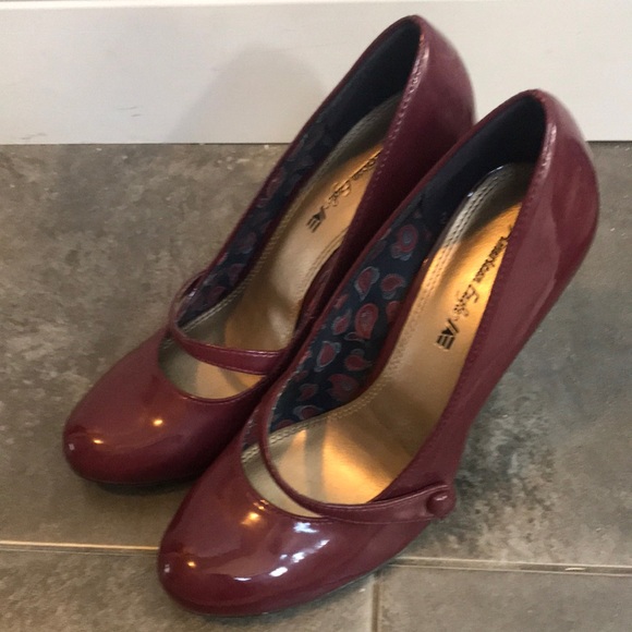 American Eagle Burgundy Heels 👠 7.5 - Picture 2 of 8